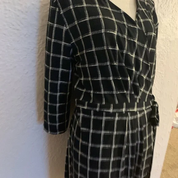 Plus sized geometric print wrap dress 2x - Picture 3 of 6